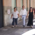La diputada de Vox María José Verdú, el presidente del Parlament, Gabriel Le Senne, y la portavoz de Vox, Manuela Cañadas, en la calle Palau Reial. - ISAAC BUJ - EUROPA PRESS