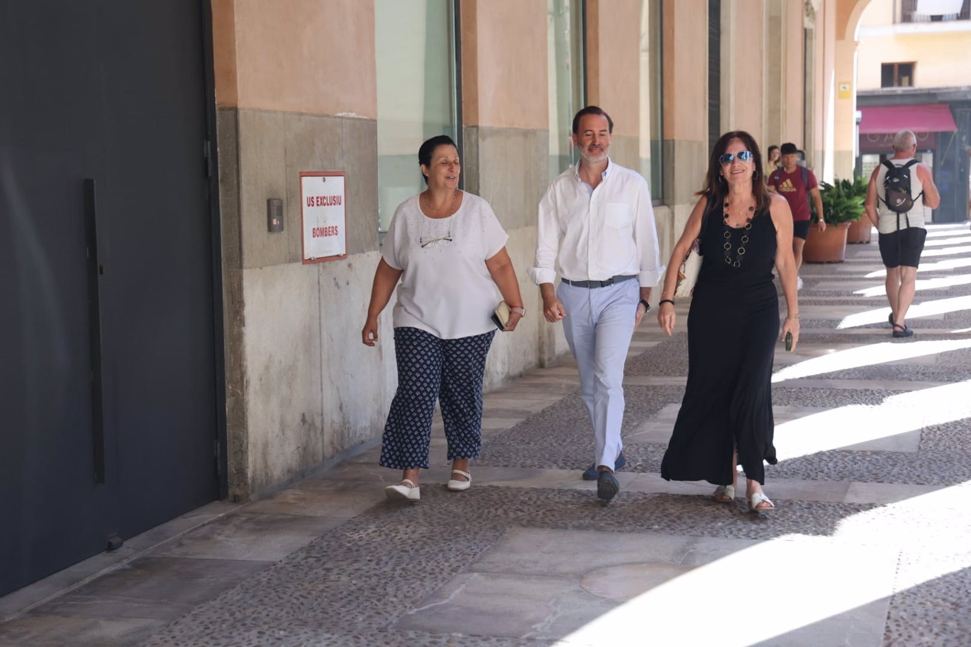 La diputada de Vox María José Verdú, el presidente del Parlament, Gabriel Le Senne, y la portavoz de Vox, Manuela Cañadas, en la calle Palau Reial. - ISAAC BUJ - EUROPA PRESS