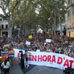 Decenas de personas durante una manifestación anti turística, en el Parc de ses Estacions en Palma. - Tomàs Moyà - Europa Press