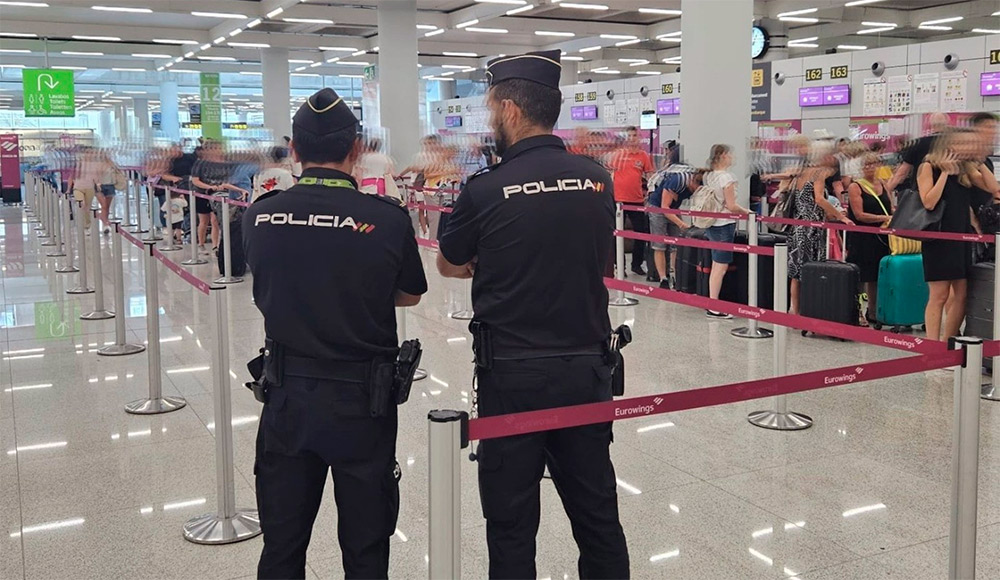 Agentes de la Policía Nacional. Aeropuerto. Palma. - POLICÍA NACIONAL