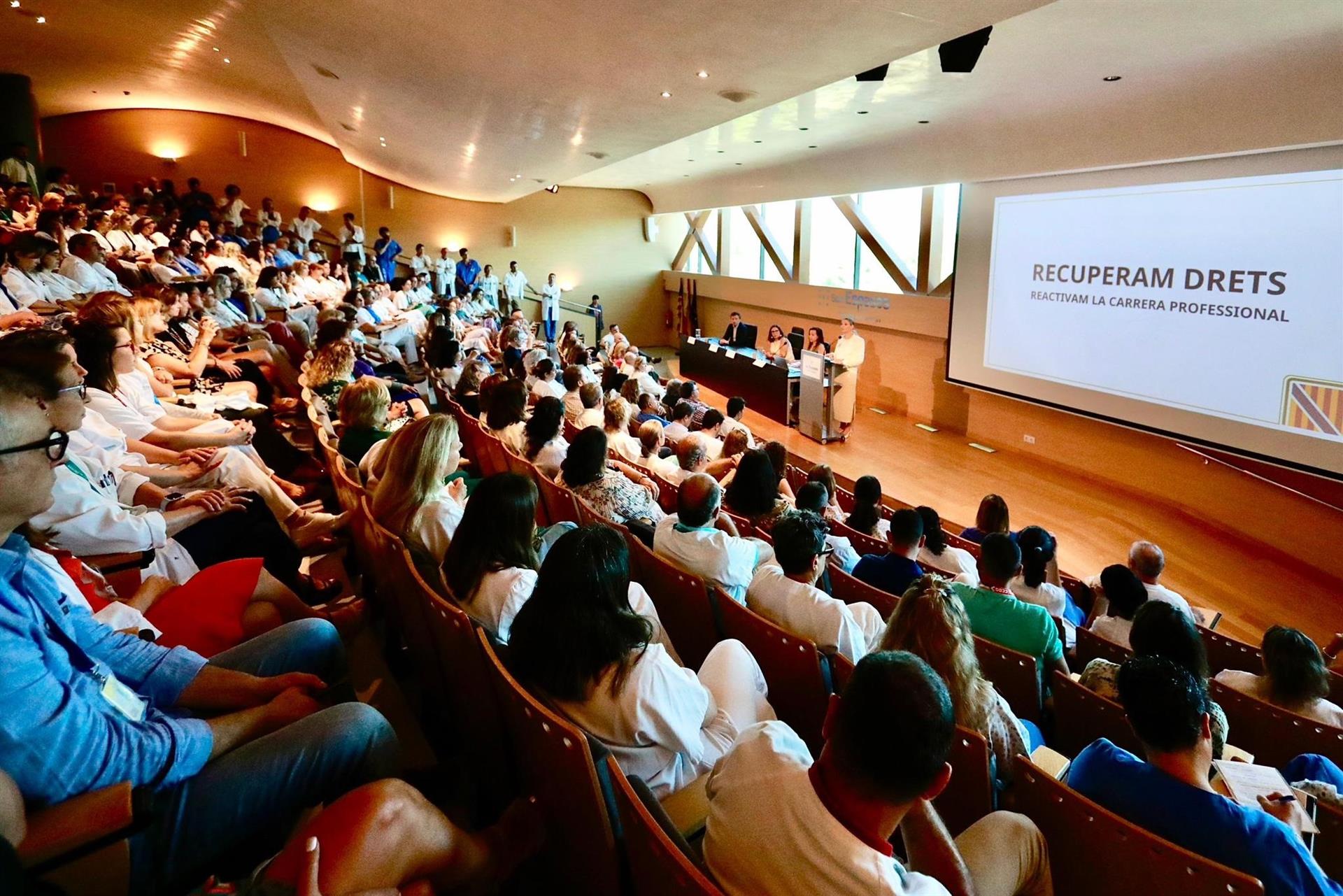 La presidenta Marga Prohens presenta el nuevo acuerdo de carrera profesional en el Hospital Son Espases. - CAIB