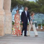 Los Reyes, Felipe VI (c) y Letizia (1i), y la Reina Sofía (1d) a su llegada a una recepción ofrecida a las autoridades de las Illes Baleares y a una representación de la sociedad balear, en el Palacio de Marivent. Archivo. - Isaac Buj - Europa Press - Archivo