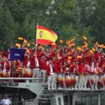 Marcus Cooper portando la bandera española.