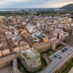 La Policía Local de Alcúdia ha evitado este viernes que una joven se lanzara al vacío desde la muralla.