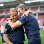 Arrasate recibe el cariño del técnico de Osasuna.