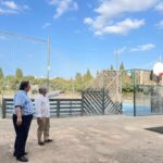 El alcade de Inca, Virgilio Moreno, y el regidor de Urbanismo, Andrés Caballero, en la plaza Pobladors. - AYUNTAMIENTO DE INCA