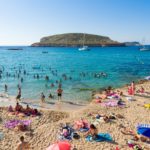 Archivo - Bañistas en Cala Conta. - Germán Lama - Europa Press - Archivo