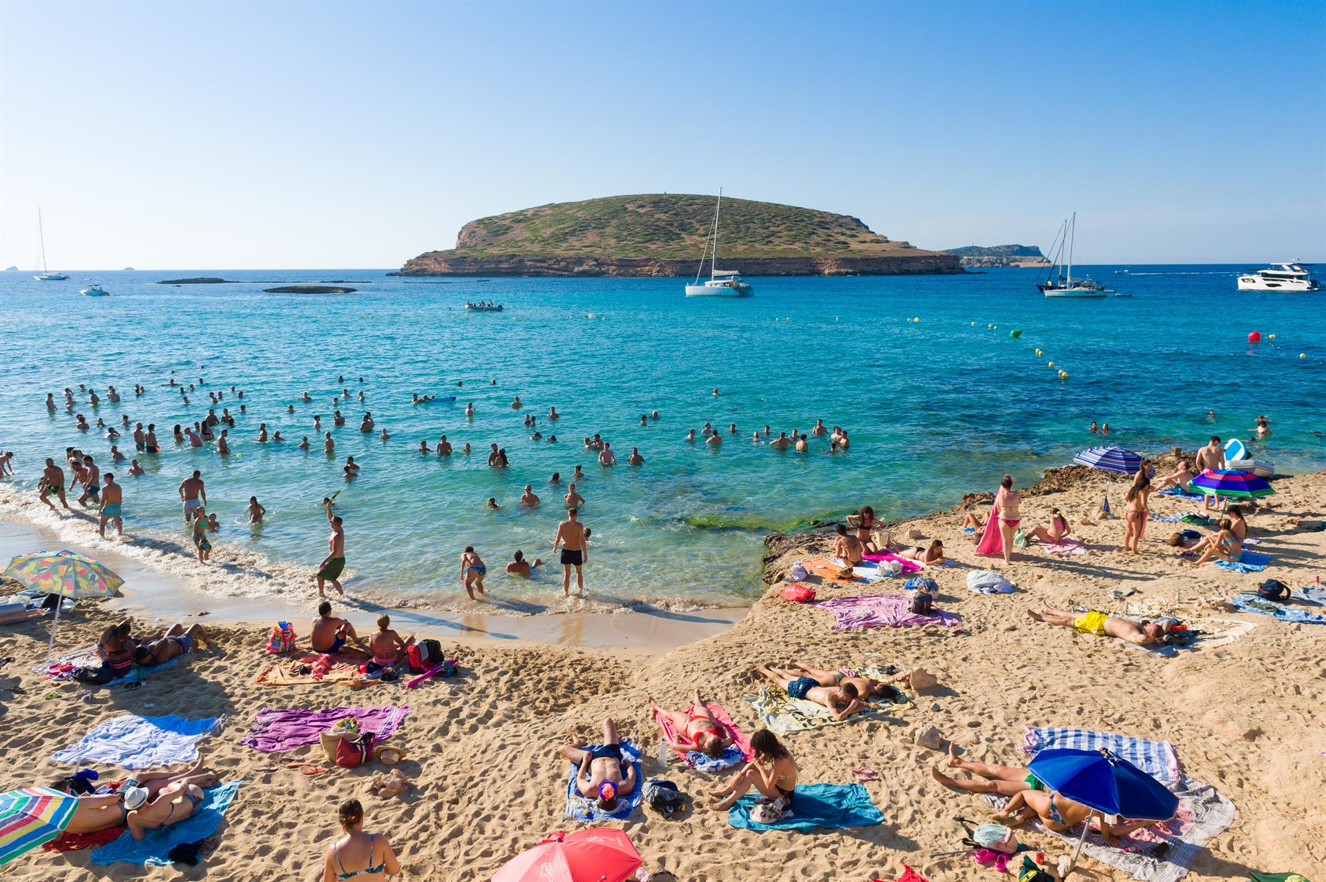 Archivo - Bañistas en Cala Conta. - Germán Lama - Europa Press - Archivo