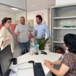 La consellera de Familias y Asuntos Sociales, Catalina Cirer (izquierda) visita el centro de valoración de discapacidad de Manacor. - CAIB
