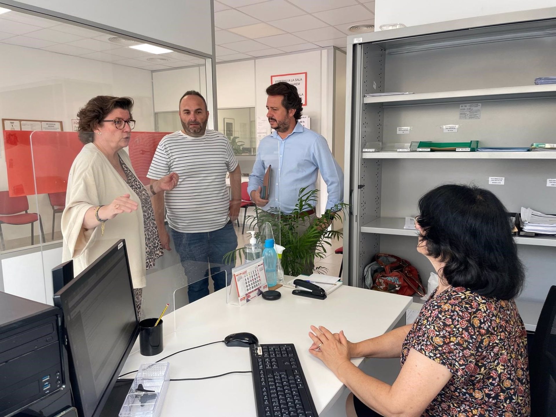 La consellera de Familias y Asuntos Sociales, Catalina Cirer (izquierda) visita el centro de valoración de discapacidad de Manacor. - CAIB