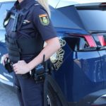 Un agente y un vehículo de la Policía Nacional - POLICÍA NACIONAL