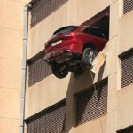 Coche suspendido en Ibiza.