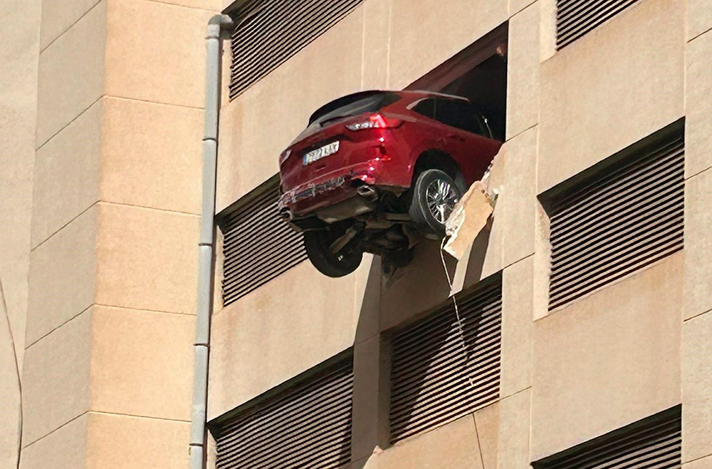Coche suspendido en Ibiza.