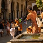 Turistas se refrescan con agua para hacer frente a las altas temperaturas registradas en la capital cordobesa, a 19 de agosto de 2024 en Córdoba (Andalucía, España). - Guillermo Morales - Europa Press