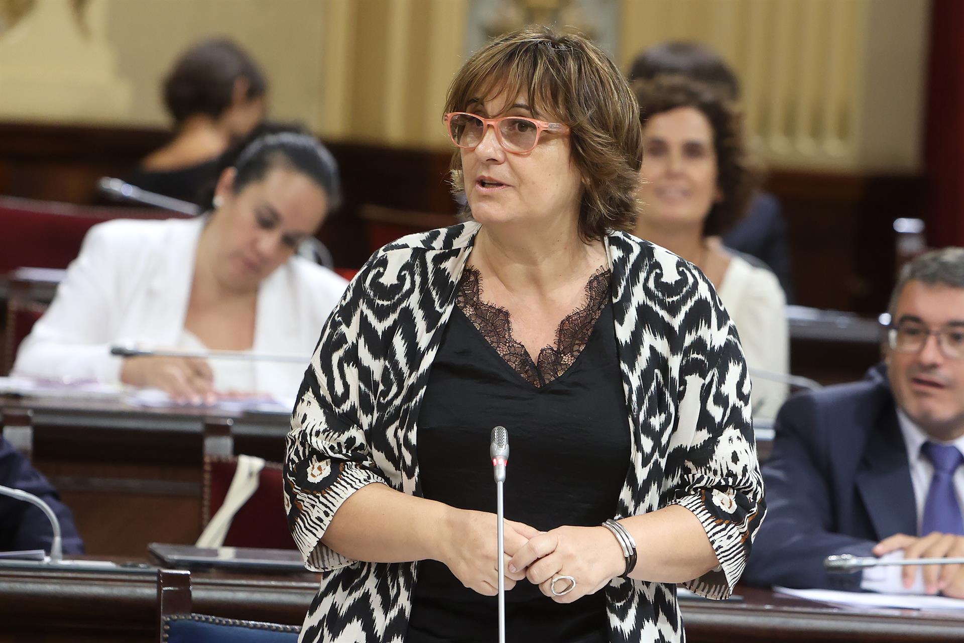 La consellera de Presidencia y Administraciones Públicas, Antònia Estarellas, en el Parlament. - Isaac Buj - Europa Press - Archivo