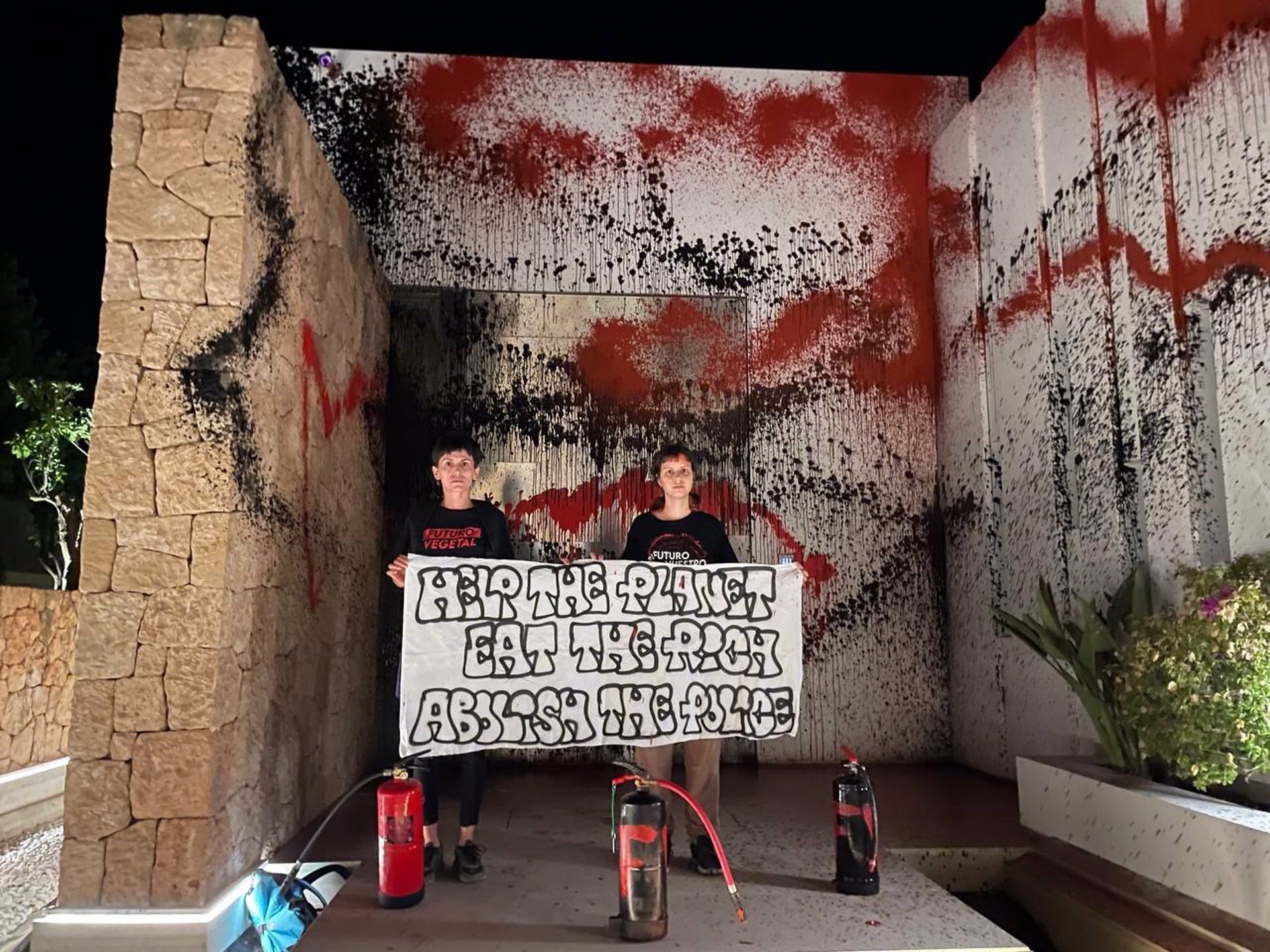 Activistas de Futuro Vegetal arrojan pintura a la mansión de Messi en Ibiza (Baleares) - FUTURO VEGETAL