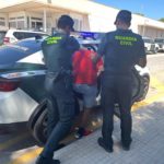 Agentes de la Guardia Civil conduciendo a uno de los arrestados. - GUARDIA CIVIL