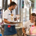 Varias personas en la terraza de un bar en Palma. - Tomàs Moyà - Europa Press - Archivo