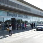 Varias personas en la entrada del Hospital Mateu Orfila de Menorca,en Mahón. - Adrià Riudavets - Europa Press - Archivo