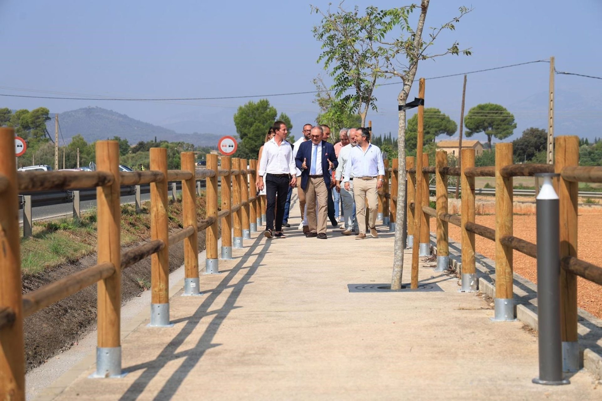 El presidente del Consell de Mallorca, Llorenç Galmés, y el alcalde de Muro, Miquel Porquer, inauguran el paseo peatonal entre Muro y la estación del tren. - CONSELL DE MALLORCA