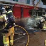 Daños en un vehículo por un incendio de contenedores en Ibiza. - BOMBERS D'EIVISSA