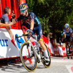Mas persigue a Roglic en los últimos metros de la carrera.
