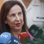 La ministra de Defensa, Margarita Robles, atiende a los medios tras visitar el Cuartel General de Despliegue Rápido de la OTAN (HQ NRDC-ESP) en Bétera (Valencia) - ROBER SOLSONA/EUROPA PRESS