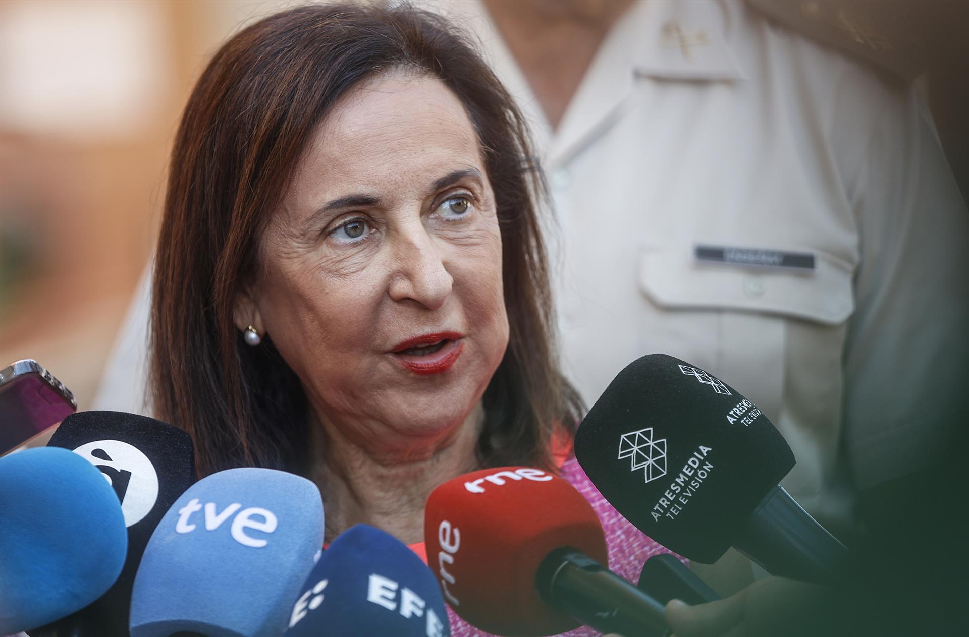 La ministra de Defensa, Margarita Robles, atiende a los medios tras visitar el Cuartel General de Despliegue Rápido de la OTAN (HQ NRDC-ESP) en Bétera (Valencia) - ROBER SOLSONA/EUROPA PRESS