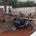 Un coche volcado bajo un puente, otro de los devastadores efectos de la DANA en Baleares.