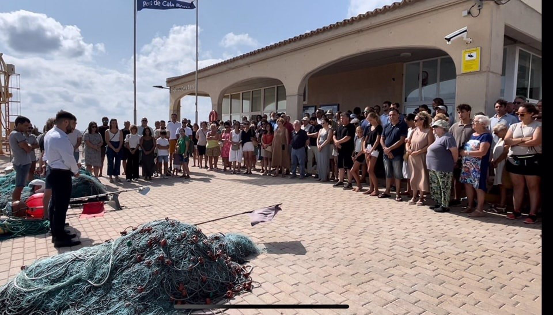 Minuto de silencio en Cala Bona. - AYUNTAMIENTO DE SON SERVERA