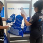 Agentes de la Policía Local comprueban los efectos intervenidos. - POLICÍA LOCAL DE PALMA