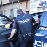 Agente de la Policía Nacional entrando en un coche patrulla. - POLICÍA NACIONAL - Archivo