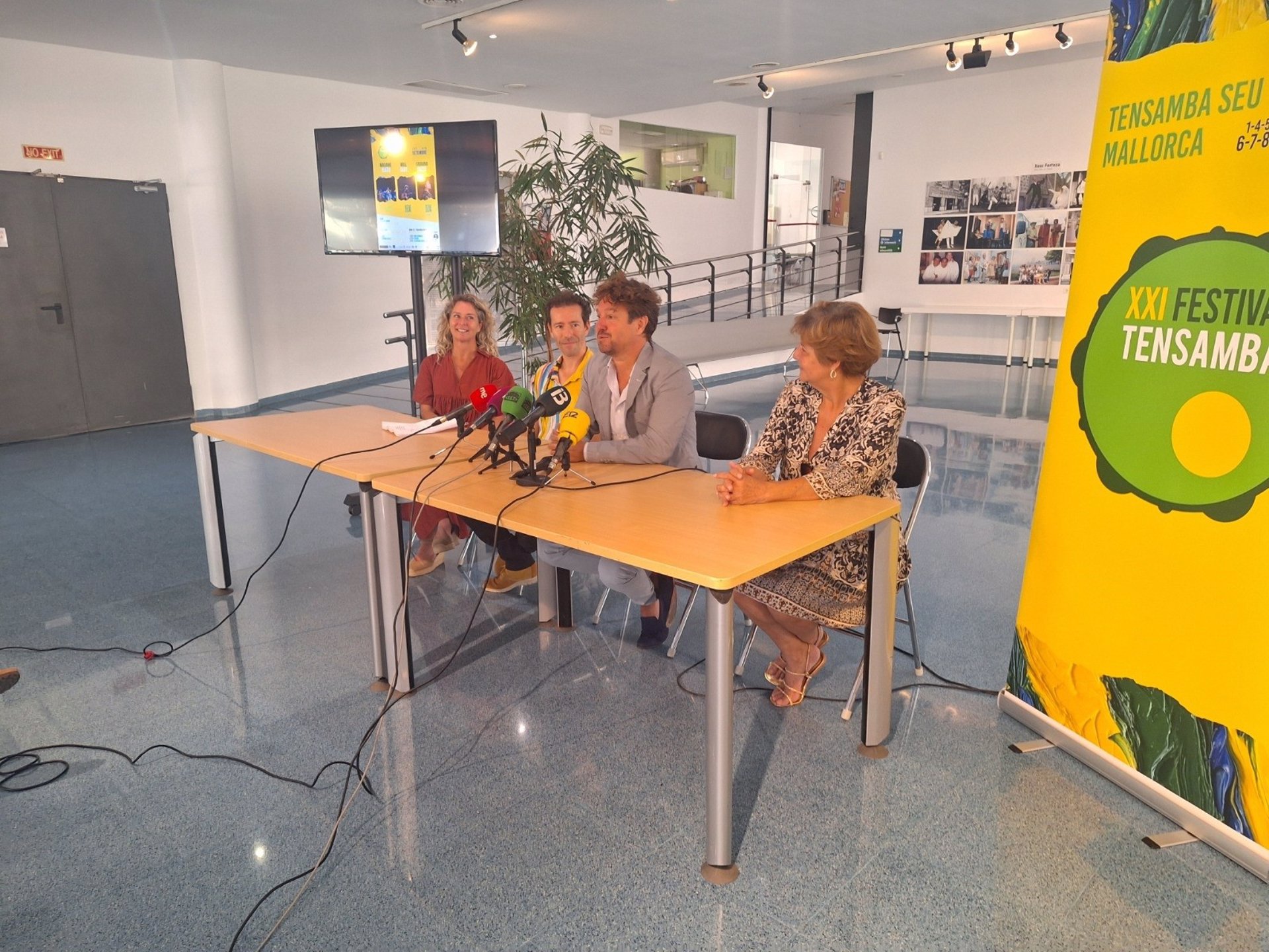 Los organizadores del festival 'Tensamba' Katia Robit Chornet y Pedro Rosa, el director general de Música y Artes Escénicas, Rafel Brunet, y la presidenta de la Asociación de Amigos de Brasil, Sandra de Melo Franco. - AYUNTAMIENTO DE PALMA