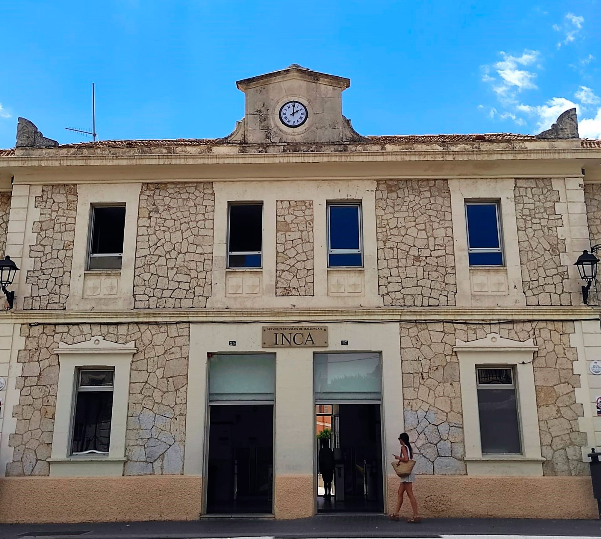 Nuevo reloj en la estación de Inca tras 80 años - AYUNTAMIENTO DE INCA