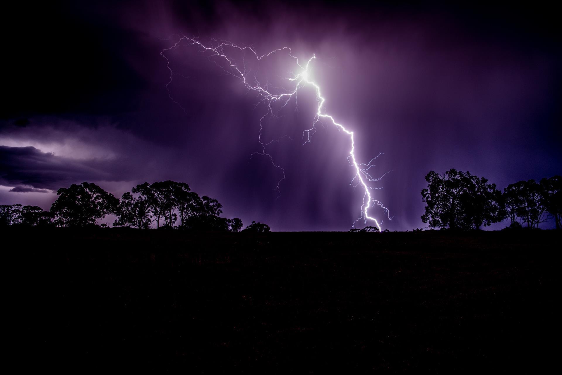 Rayo de tormenta en la oscuridad - IAA-CSIC - Archivo