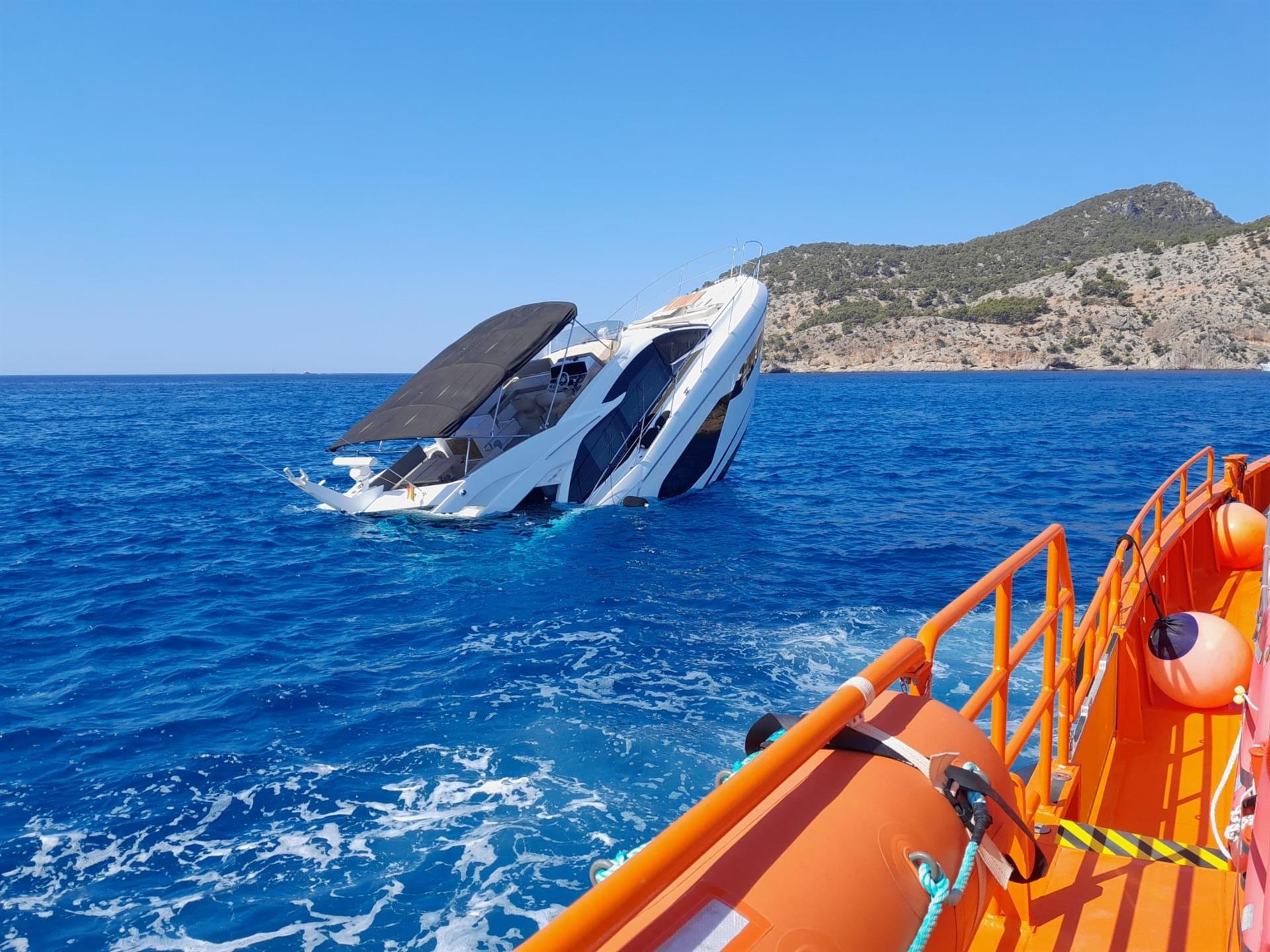 Un yate se está hundiendo en Camp de Mar - SALVAMENTO MARÍTIMO