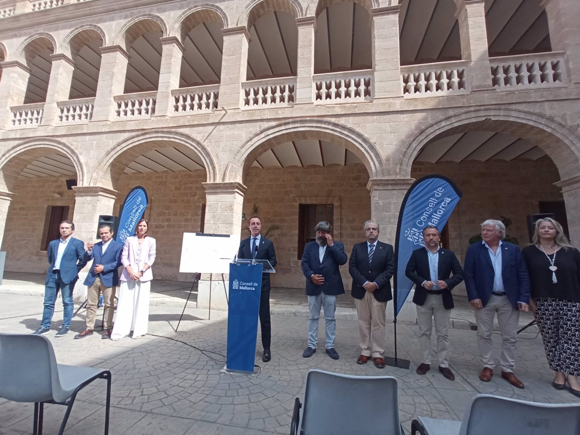 El presidente del Consell de Mallorca, Llorenç Galmés, junto al resto de consellers. - EUROPA PRESS
