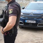 Imagen de un agente y un coche patrulla de la Policía Nacional. - POLICÍA NACIONAL