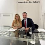 La alcaldesa de Andratx, Estefanía Gonzalvo, y el conseller de Vivienda, Territorio y Movilidad, José Luis Mateo, tras la firma del acuerdo. - AYUNTAMIENTO DE ANDRATX