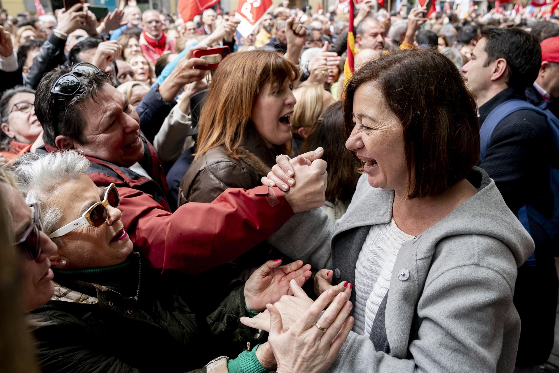 La presidenta del Congreso, Francina Armengol (d), durante una concentración en la calle de Ferraz en apoyo al presidente del Gobierno, Pedro Sánchez, en la sede del PSOE, a 27 de abril de 2024, en Madrid (España). - A. Pérez Meca - Europa Press - Archivo