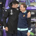 Jagoba Arrasate saluda al técnico del Valladolid antes del encuentro.