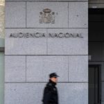Un agente de Policía Nacional camina frente a la Audiencia Nacional, a 8 de enero de 2024, en Madrid (España). La Audiencia Nacional juzga desde hoy al que fuera comisario del Aeropuerto de Madrid-Barajas Carlos Salamanca, por presuntamente fac - Diego Radamés - Europa Press - Archivo