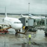 Un avión aparcado en la pista de un aeropuerto. - David Zorrakino - Europa Press - Archivo