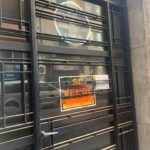 Cartel de 'Se Vende' en la entrada de un bloque de pisos en Palma. - EUROPA PRESS - Archivo