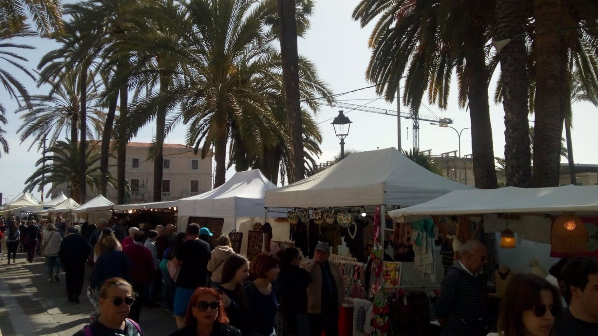 Casetas de artesanos en el mercado tradicional por el Día de Baleares, en Palma. - PIMEM - Archivo