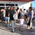 Varios padres llevan a sus hijos el primer día de inicio del curso escolar. - Isaac Buj - Europa Press