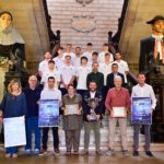 El primer teniente de alcalde y regidor de Deportes del Ayuntamiento de Palma, Javier Bonet, junto con representantes del Club Voley Palma en la presentación del trofeo Ciutat de Palma. - AYUNTAMIENTO DE PALMA