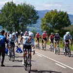 Enric Mas, en segundo plano, coge fuerzas en un momento de la penúltima etapa de la Vuelta a España.