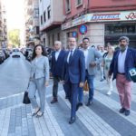 Le Senne, junto a miembros de Vox, llegando a los juzgados. - ISAAC BUJ - EUROPA PRESS