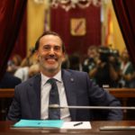 El presidente del Parlament, Gabriel Le Senne, ocupando un escaño. - TOMÁS MOYÁ - EUROPA PRESS